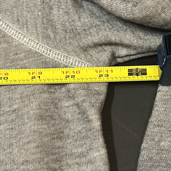 Wildfox ~ I’m The Present Sweatshirt - large red bow! So adorable! Size xxs! - Picture 9 of 16